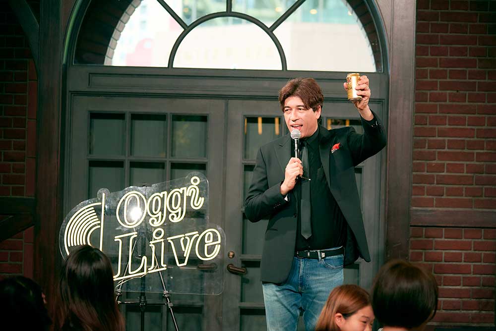 恵比寿ビールで乾杯するサッシャさん