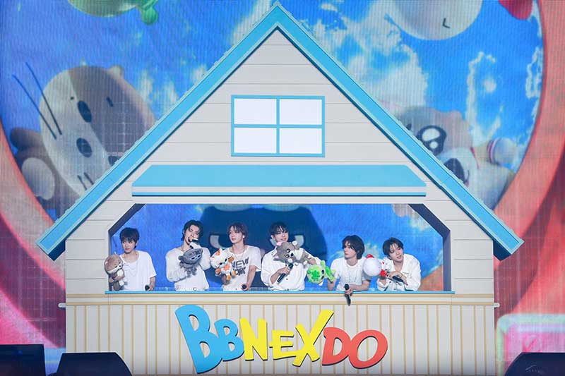 家のセットの中から歌うBOYNEXTDOOR