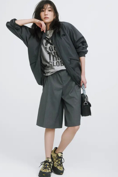 グレーハーフパンツ×グレーブルゾン×タンクトップコーデ