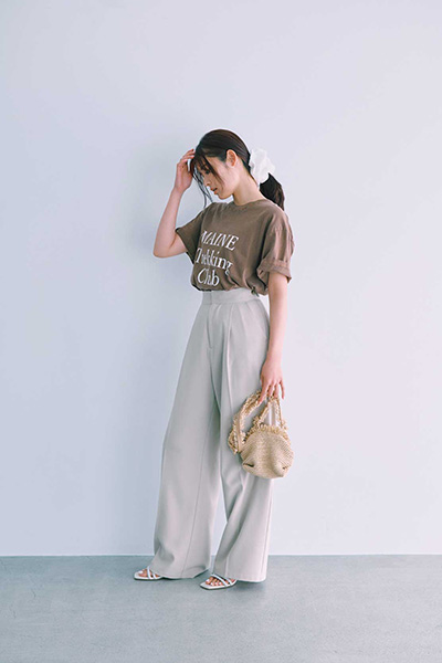 ロゴTシャツ×パンツ×ボリュームシュシュ×キッチュリングコーデ