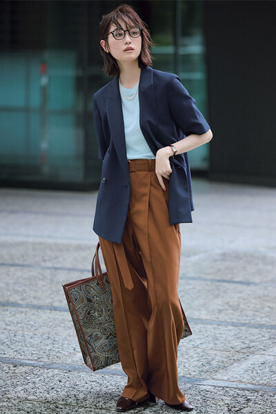 茶色パンツ×ネイビー半袖ジャケット×ミントTシャツ