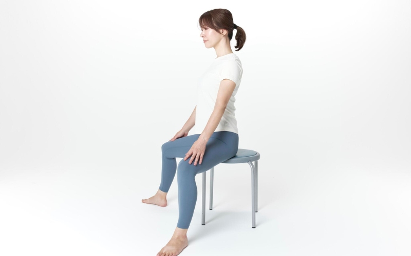 椅子を使ったお腹のストレッチ①