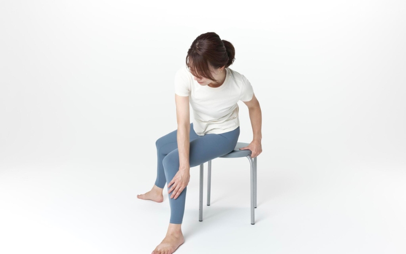 椅子を使ったお腹のストレッチ②