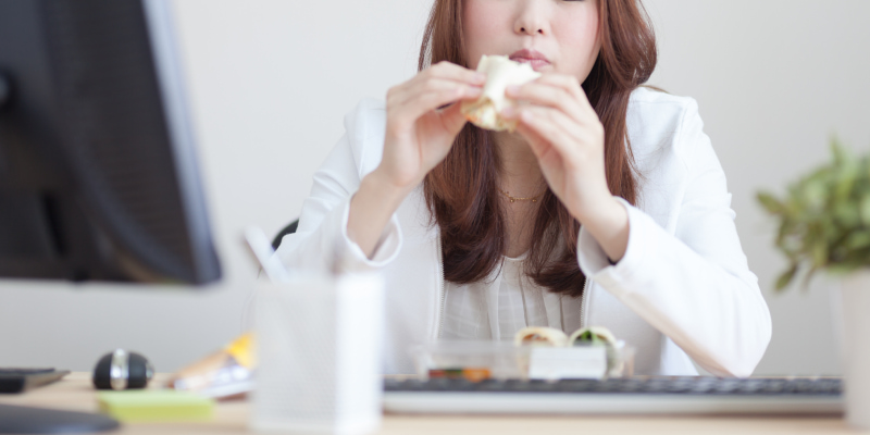 食事をする女性
