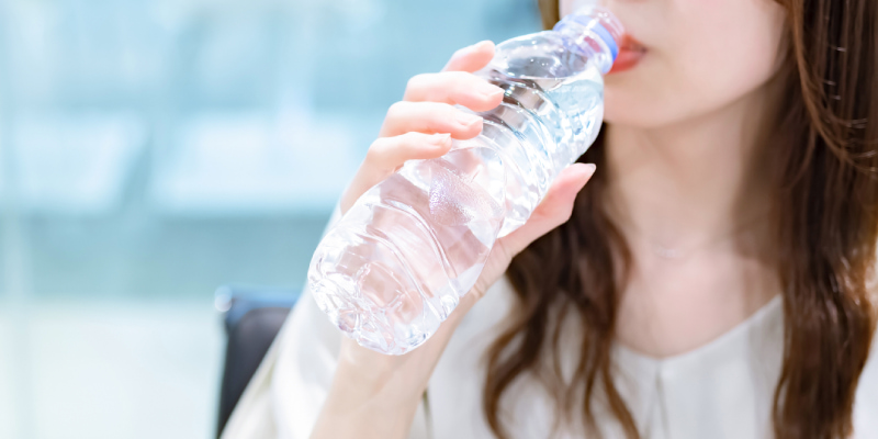 水を飲む女性