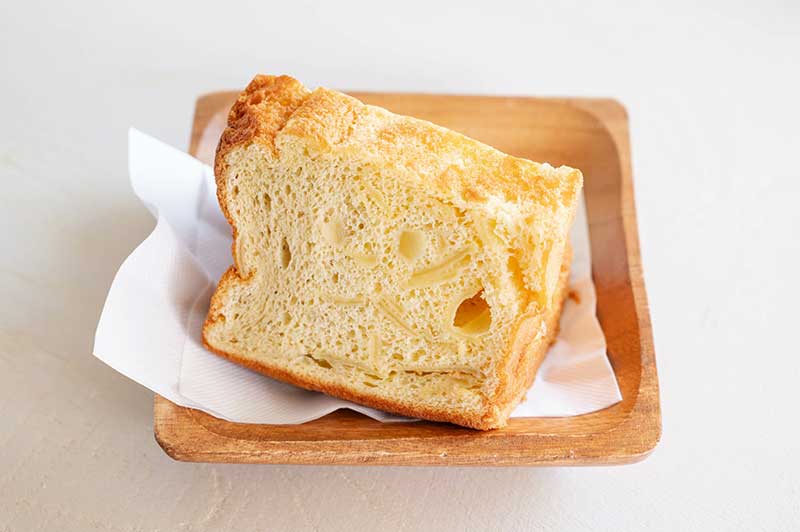 カットされたシフォンケーキ
