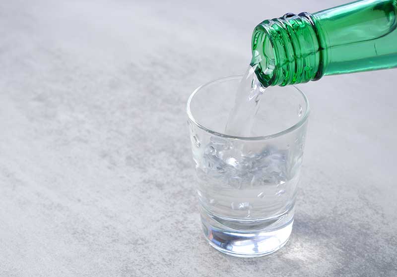 グラスに注がれた焼酎