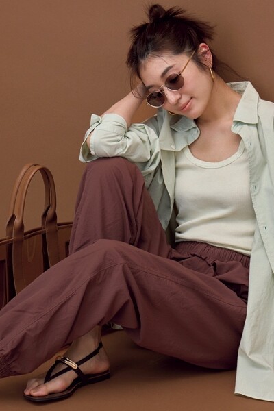 茶色スポーティパンツ×タンクトップ×グリーンシャツ