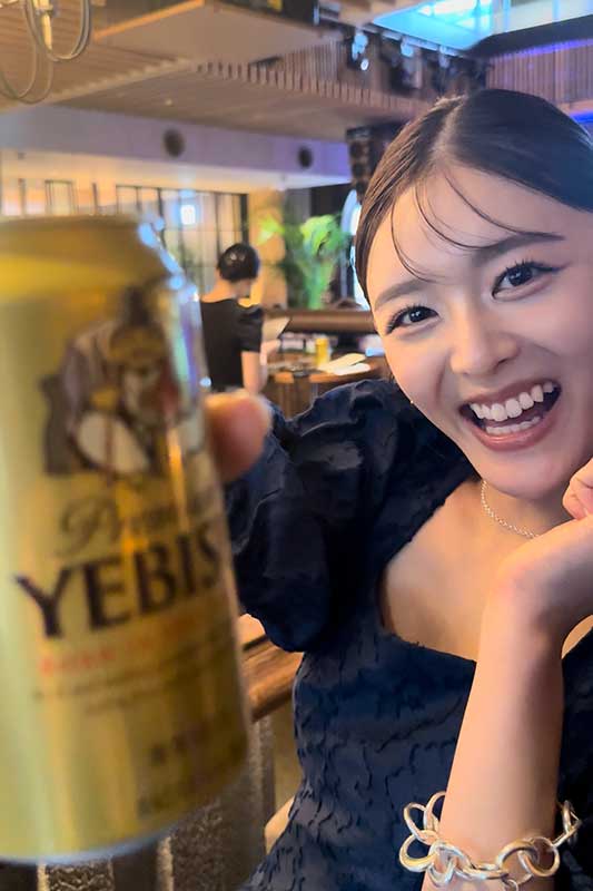 ヱビスビールで乾杯するOggi専属モデル・古畑星夏ちゃん
