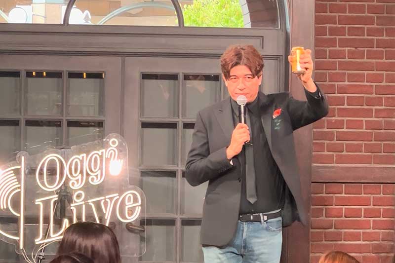 缶ビールで乾杯するサッシャさん