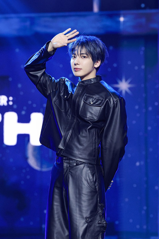 手をかざしたTAEHYUN