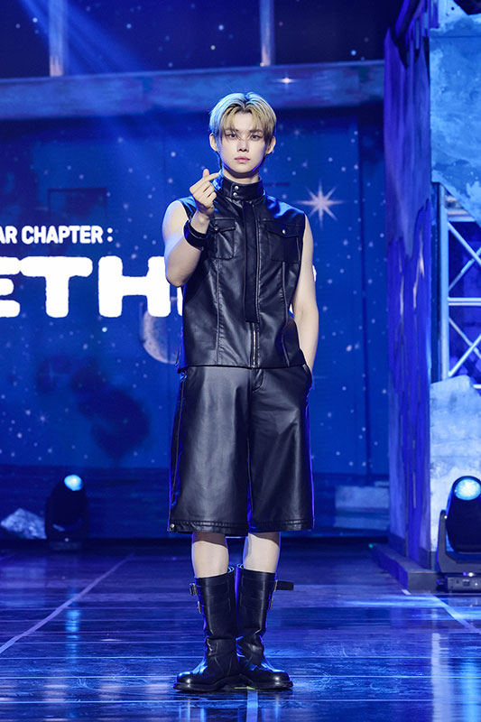 指ハートをするYEONJUN