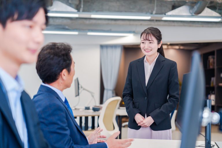 『お疲れ様です』は目上の人に失礼？適切な使い方と丁寧な言い換え例 | Oggi.jp