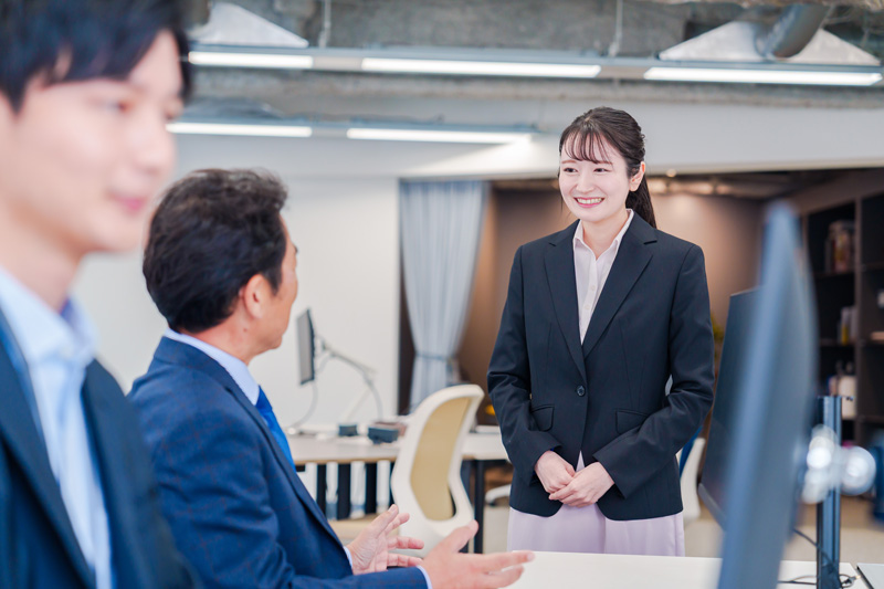 上司に声をかける女性