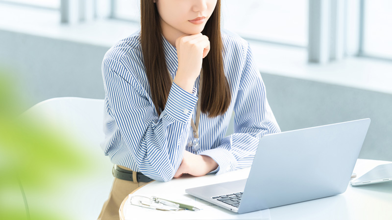 パソコンの前で考える女性