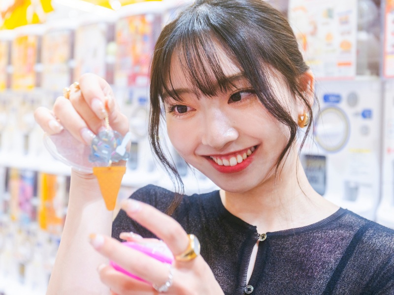 アイスのキーチャームを持つ松浦さん