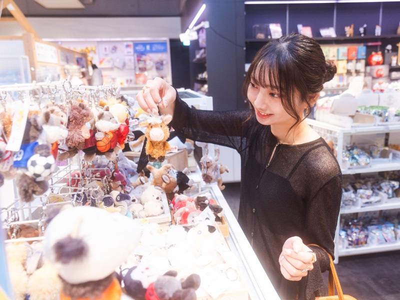 ぬいぐるみチャームを選ぶ松浦さん
