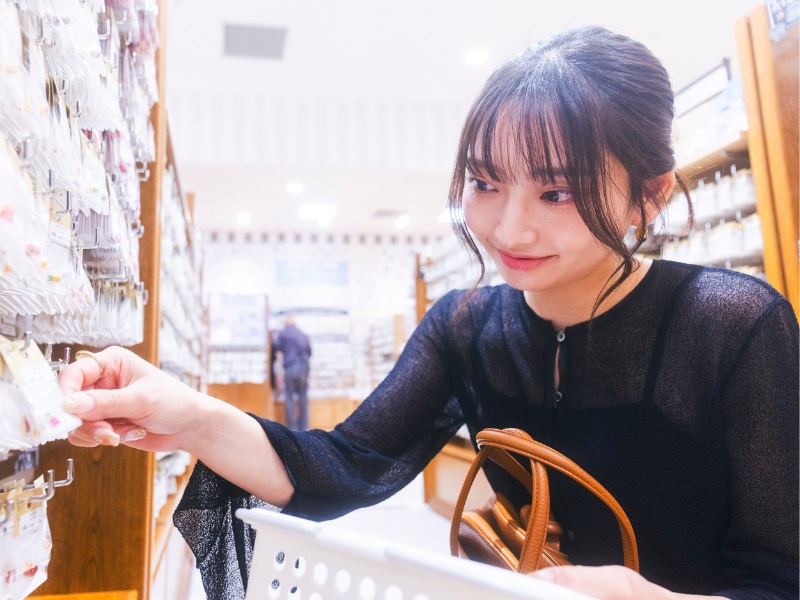 パーツを選ぶ松浦さん