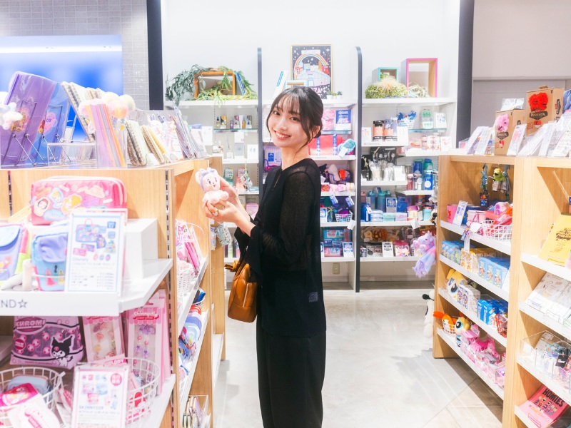 ぬいぐるみを持つ松浦さん