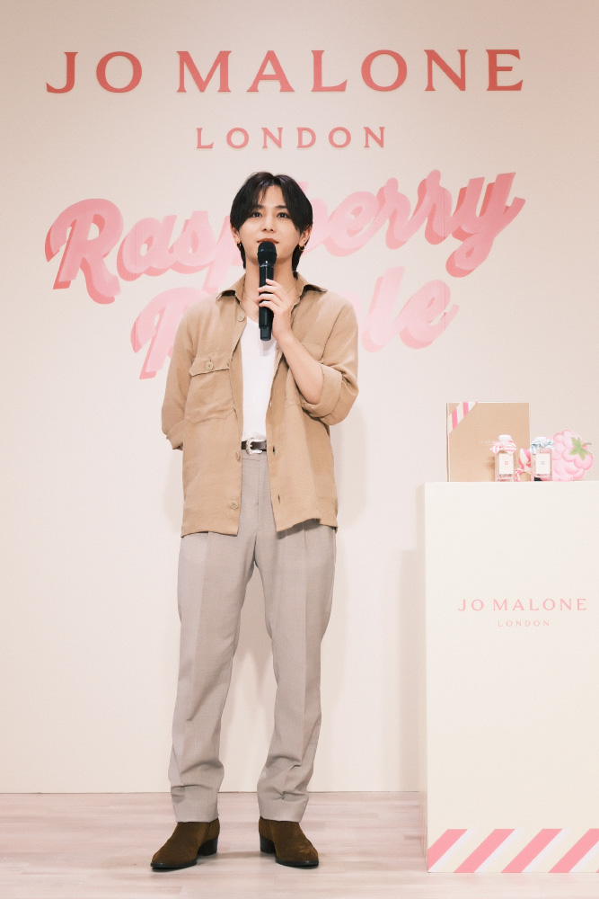 マイクを持つ山田涼介さん