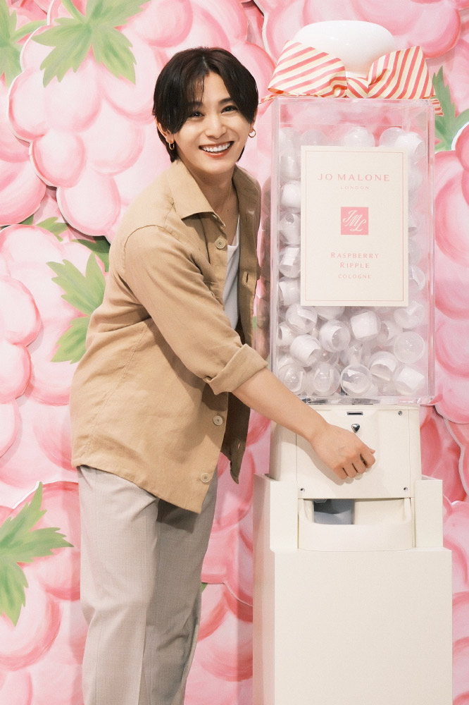 カプセルトイを体験して笑顔の山田涼介さん