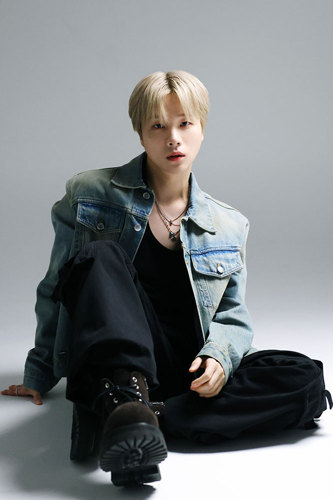 床に座るiKON JAYさん