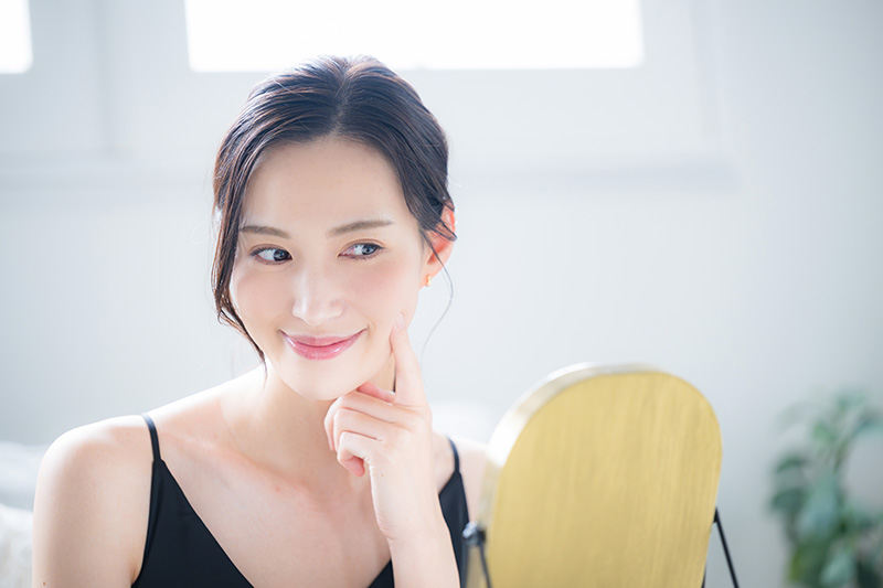 スキンケアをする女性