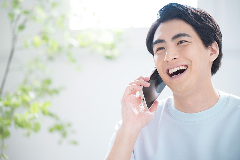 電話で話す男性