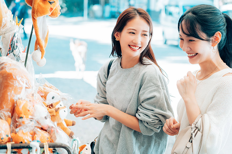 楽しそうに会話をする若い女性たち