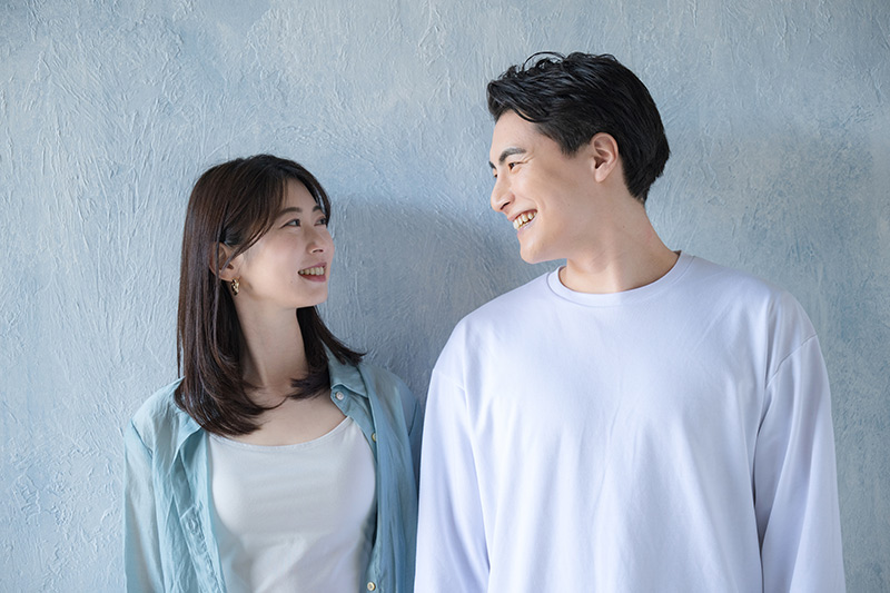 見つめ合う男女