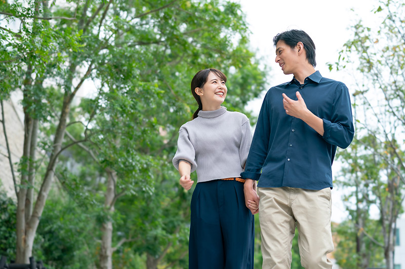 手を繋いで歩くカップル