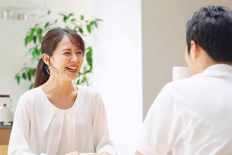 話をするカップル