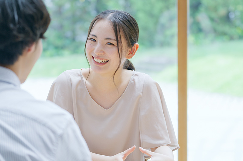 話をする男女