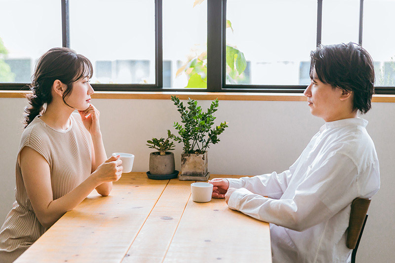話をするカップル