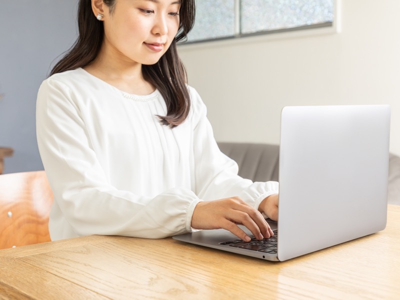 pc作業する女性