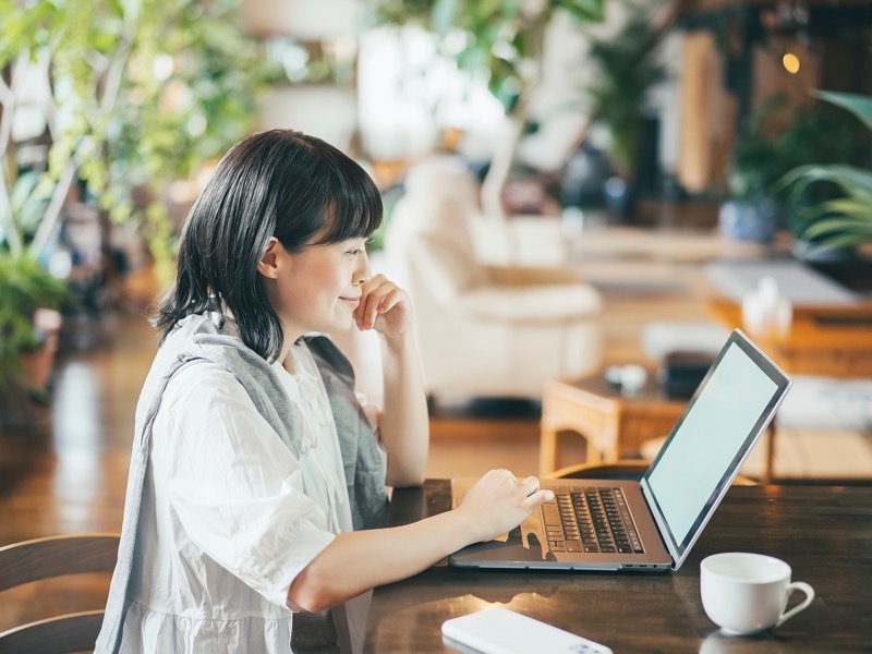 pc作業する女性