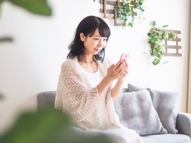携帯みる女性