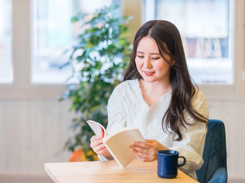 読書する女性
