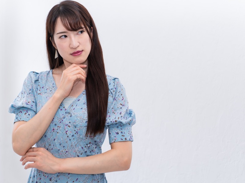 手を当てる女性