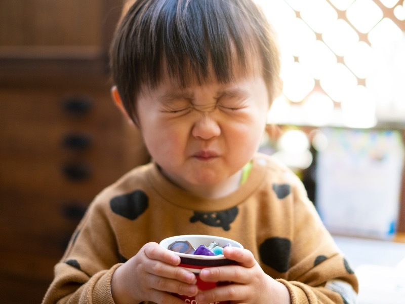 顔をしかめる子ども