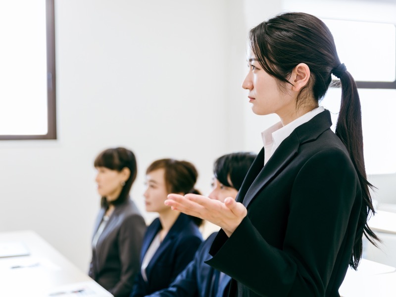 発言する女性