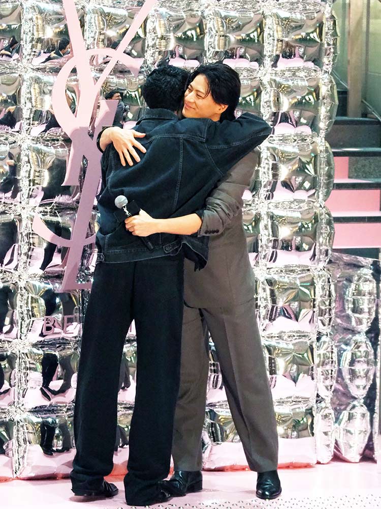 抱き合う平野紫耀さんとサム・ヴィッサーさん