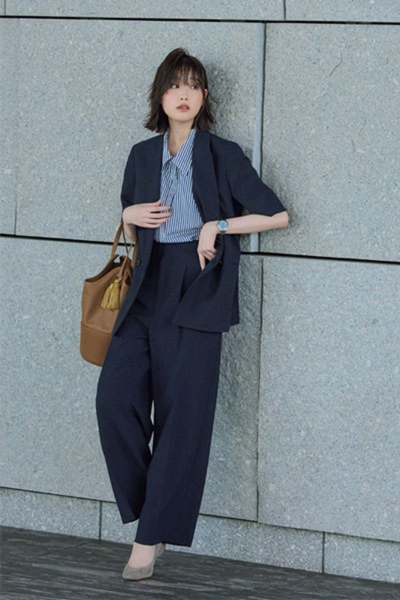 【8/7のコーデ】スッと背筋が伸びるネイビーセットアップは“ここぞ”という日の勝負服！