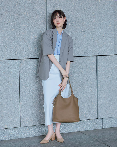 グレーの半袖ジャケット×ライトブルーシャツ×白タイトスカートコーデ