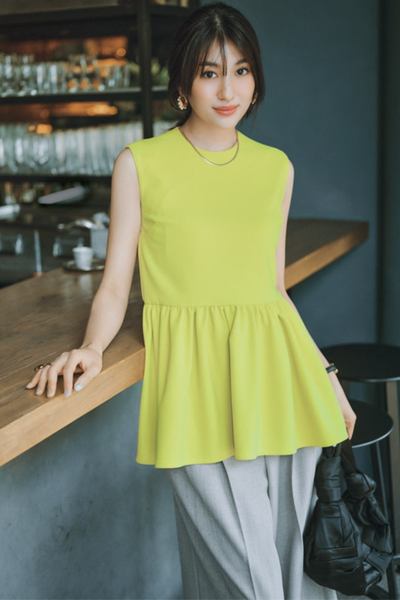 【8/1のコーデ】フレッシュな夏色ブラウスで親しみやすい雰囲気を演出♡