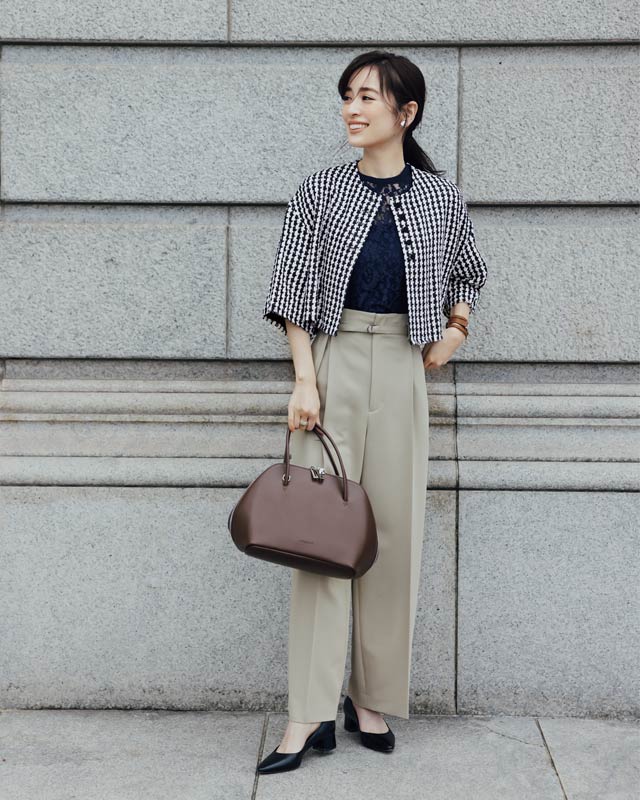 ネイビーの千鳥格子ジャケット×レースブラウス×ベージュワイドパンツコーデ