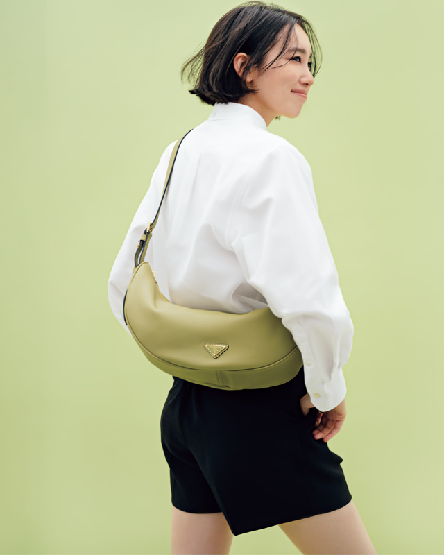 白シャツ×黒ショートパンツ×ピスタチオグリーンのショルダーバッグコーデ