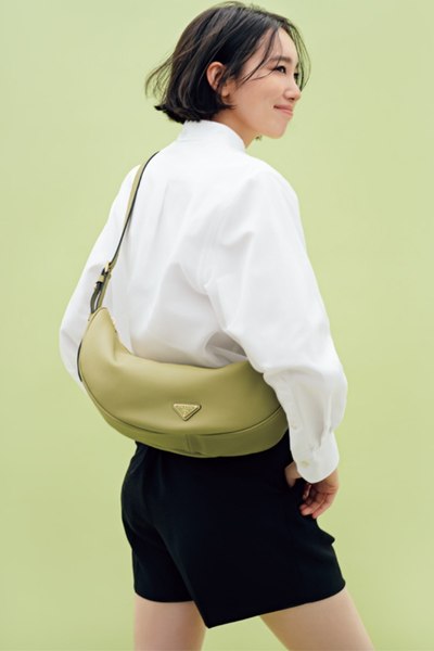 【8/30のコーデ】〝プラダ〟のきれい色バッグで、おしゃれに新風を！