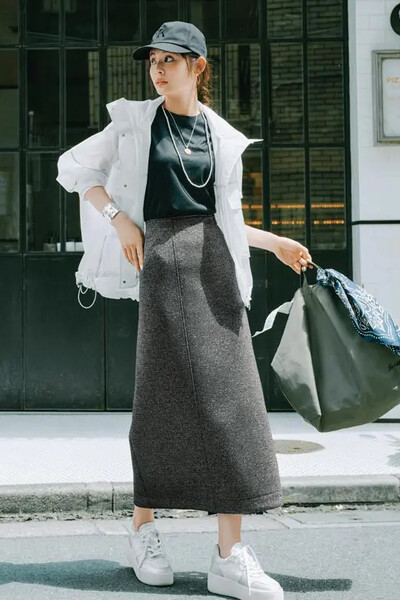 グレーラメタイトスカート×白ブルゾン