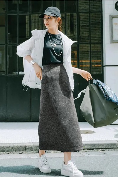 白スニーカー×白ブルゾン×ラメタイトスカート